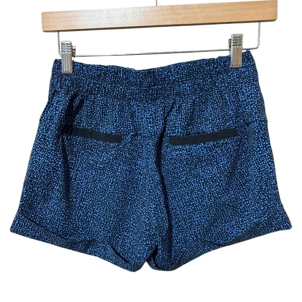 EUC - Lululemon Spring Break Away Short II Blue and Black Print Size 4